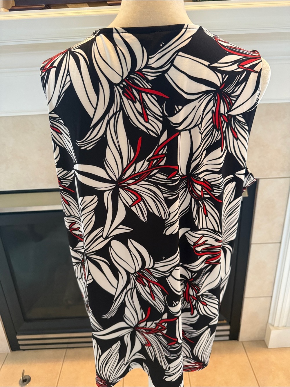 V-Neck Sleeveless Floral Print Camisole in Black, White & Red - Picture 4 of 5